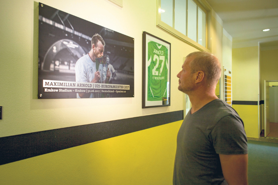 Dresden Nachwuchschef Jan Seifert (53) vor einem Foto von Maximilian Arnold. Der 28-Jährige vom VfL Wolfsburg wurde bei Dynamo ausgebildet.