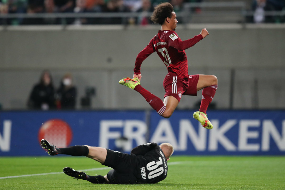 Fürths Torwart Sascha Burchert (unten) ist vor dem anstürmenden Leroy Sané am Ball.