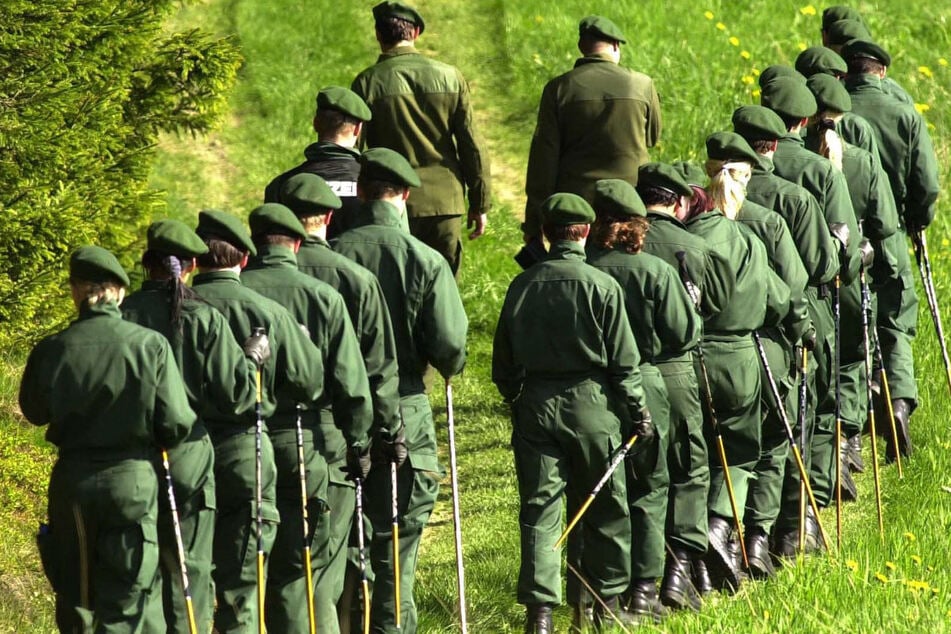 Polizisten der bayerischen Bereitschaftspolizei suchen im Landkreis Hof nach dem Mädchen Peggy. Die Leiche wurde erst 15 Jahre später gefunden. (Archiv)