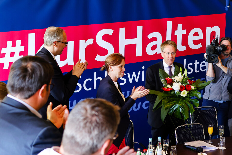 Schleswig-Holsteins Ministerpräsident Daniel Günther (2.v.r.) wurde bei einer Sitzung der CDU-Landesspitze mit Blumen und Applaus empfangen.