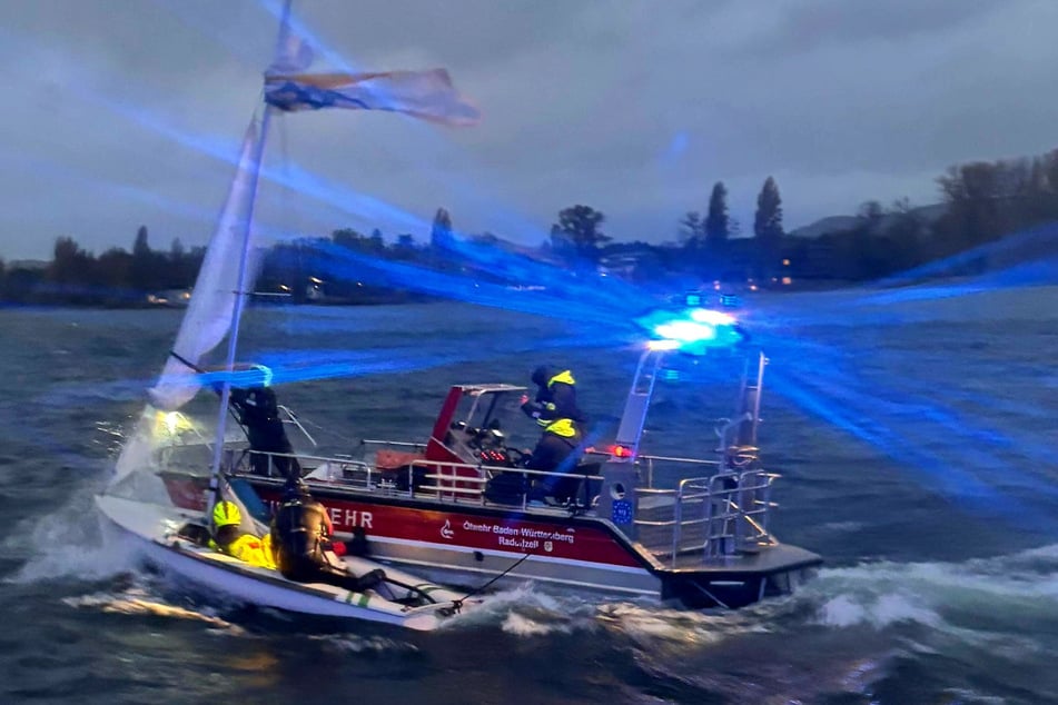 Von der Feuerwehr wurde das havarierte Boot abgeschleppt.