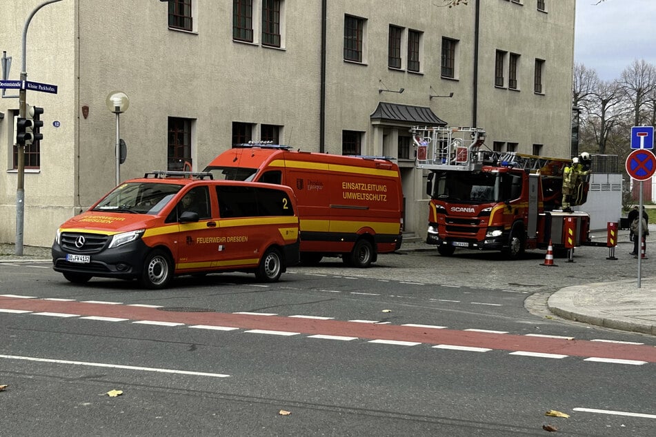 Auf der kleinen Packhofstraße, direkt neben dem Maritim Hotel, kam eine Drehleiter zum Einsatz.