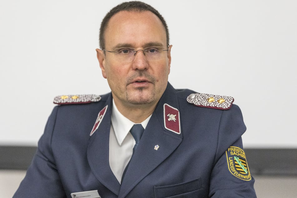 Sachsens Landesfeuerwehrchef Gunnar Ullmann fordert, dass Produkte mit eingebauten Akkus so konstruiert werden, dass Energiespeicher leicht entnommen und getrennt entsorgt werden können.