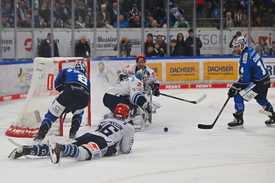 Vor dem Tor blieb Rourke Chartier (29, r.) bisher noch einiges schuldig.