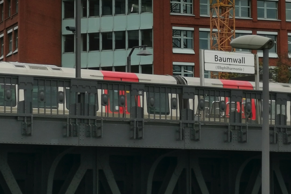 Am Baumwall mussten alle Passagiere die stehende U-Bahn verlassen.