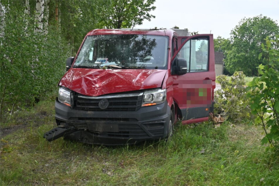 Der Transporter wurde bei dem Unfall stark beschädigt.