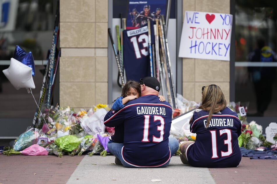 Fans pilgerten noch am Freitag zur Nationwide Arena in Ohio, um den beiden Verstorbenen zu gedenken.