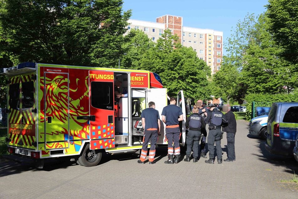 Messerattacke: Frau auf offener Straße mit Messer angegriffen: Kinder mussten alles mit ansehen