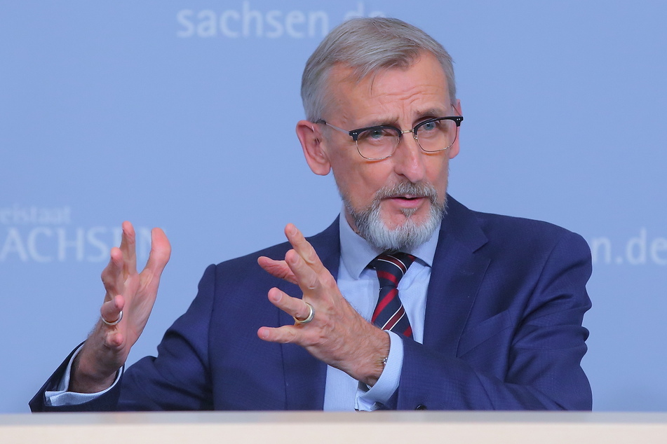 Innenminister Armin Schuster (62, CDU) stellt die Pläne des Freistaates vor.