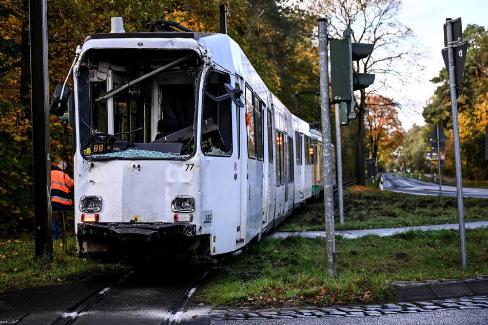 Warum beide Straßenbahnen auf einem Gleis unterwegs waren, muss noch geklärt werden.