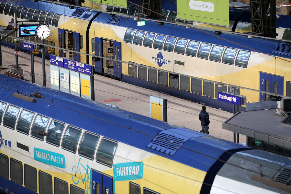 Die Züge der Gesellschaft Metronom verkehren auch zwischen Hannover und Hamburg. Am Freitagabend soll ein Fahrgast (23) mit 3,68 Promille Atemalkoholwert in einem der Züge den Zugbegleiter und Bundespolizisten angegriffen haben. (Symbolbild)
