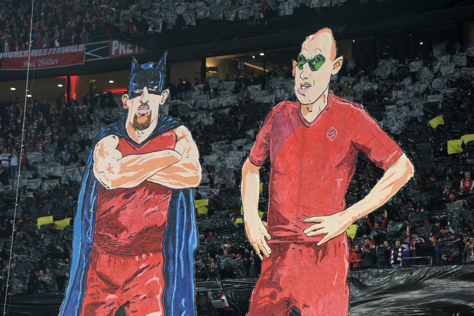 In einer Fan-Choreographie 2015 werden Darstellungen von Münchens Franck Ribery (l.) und Arjen Robben als Badman (Batman) &amp; Robben (Robin) auf einen Riesen-Transparent gezeigt.