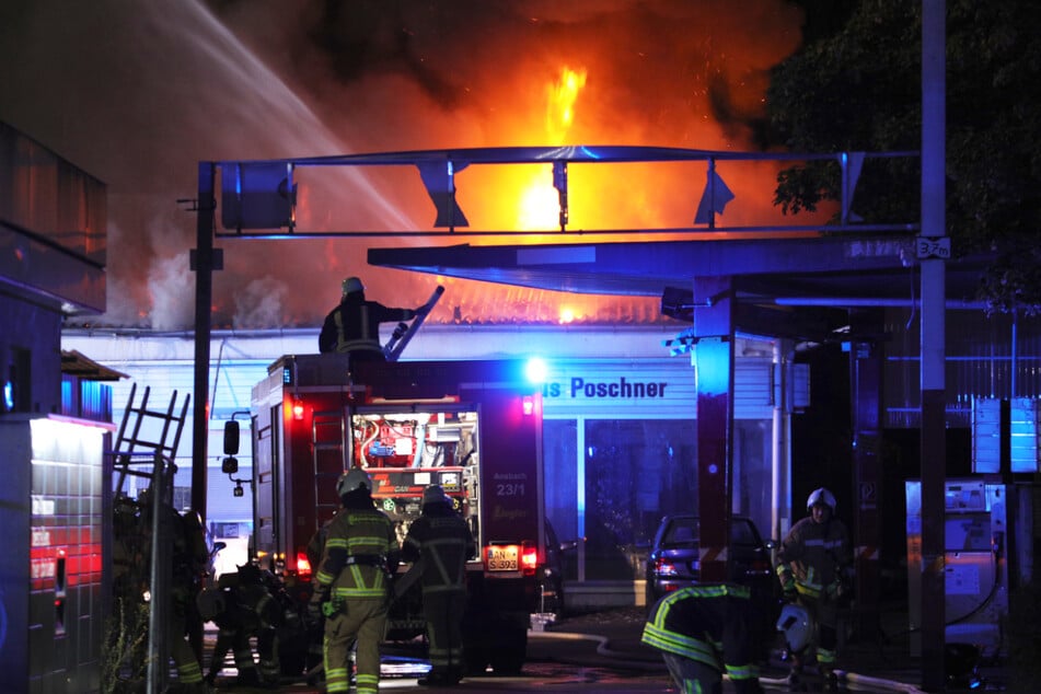 Das Feuer breitete sich auf die gesamte Werkstatthalle aus.