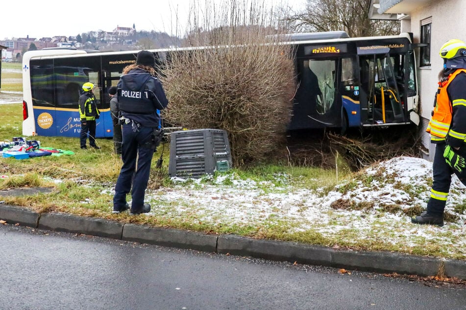 Bus kracht gegen Haus: Fahrer muss von Feuerwehr befreit werden