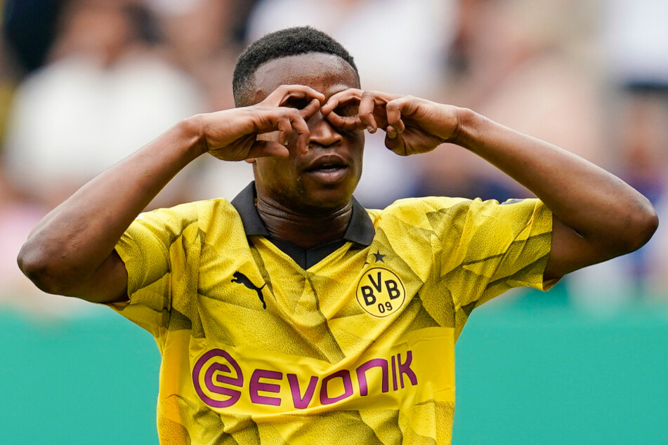 Stürmer Youssoufa Moukoko will vorerst beim BVB bleiben und nicht wechseln.