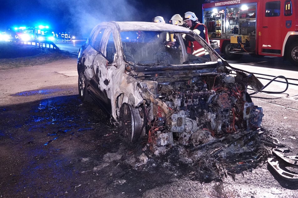 Unfall A4: Brand auf der A4: Hybridauto geht während der Fahrt in Flammen auf