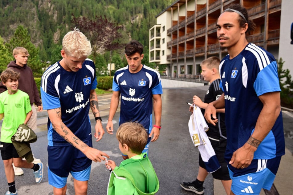 Die HSV-Profis sind in Oberlängenfeld angekommen und haben schon Kontakt zu einigen anwesenden Fans aufgenommen.