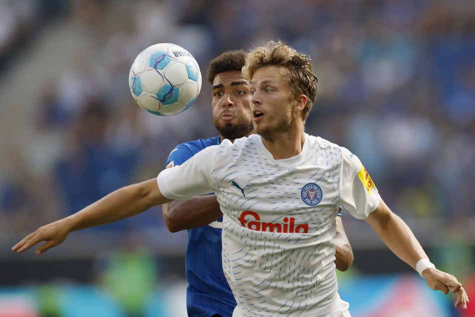 Fiete Arp (vorne) muss Holstein Kiel verlassen und wechselt zum dänischen Erstliga-Aufsteiger Odense BK.