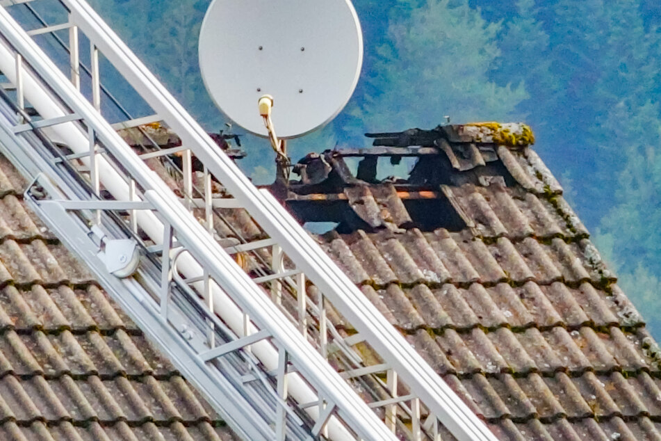 Auch den Dachstuhl hatte es bei dem Feuer übel erwischt.