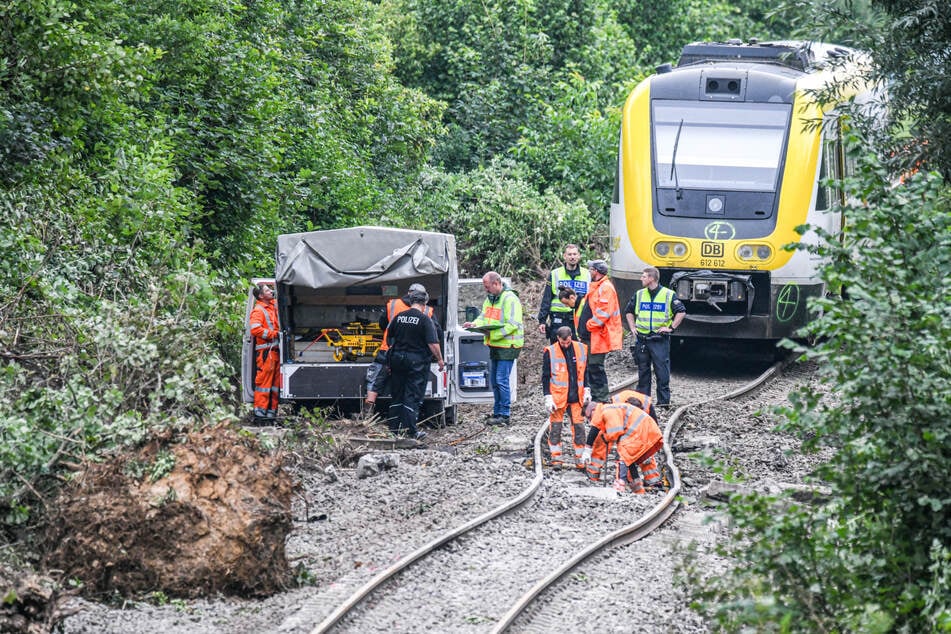 Mitarbeiter der Polizei untersuchen Ende Juli einen Gleisabschnitt an einer Bahnstrecke im Landkreis Biberach im Südosten Baden-Württembergs.