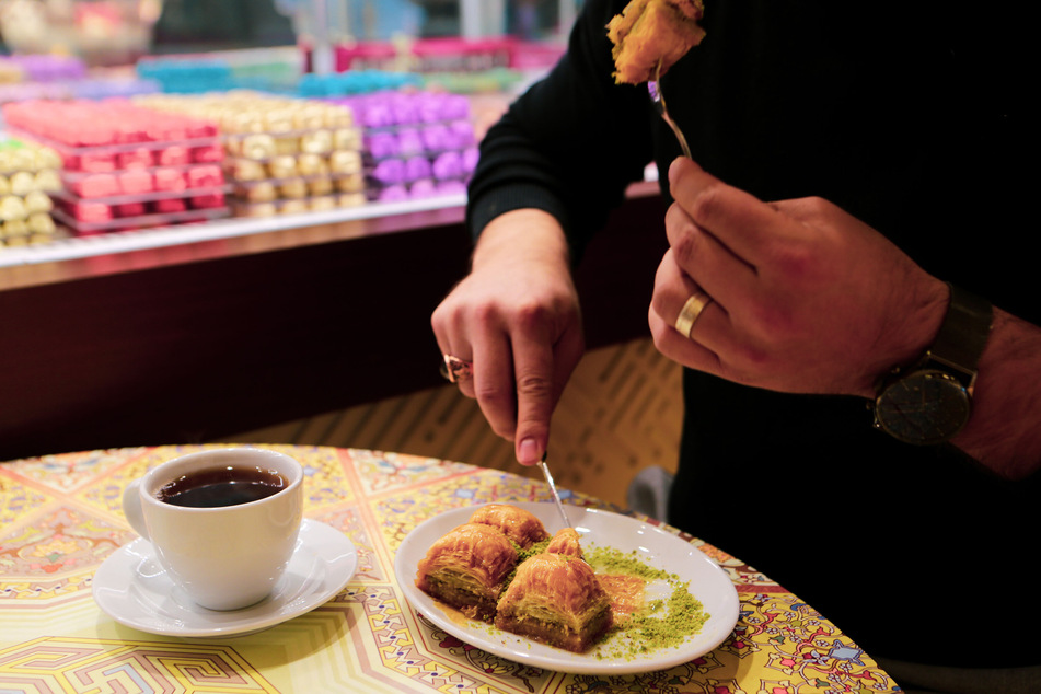 In der orientalischen Bäckerei Reem's in San Francisco dürfen Cops aufgrund einer neuen Richtlinie, die Waffen innerhalb der Lokale verbieten, nur noch außerhalb der Dienstzeiten kommen. (Symbolfoto)