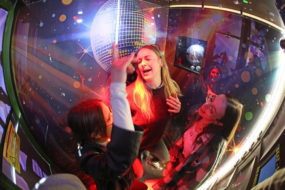 Ungefähr vier Personen haben Platz in der Disco Gondel Platz.