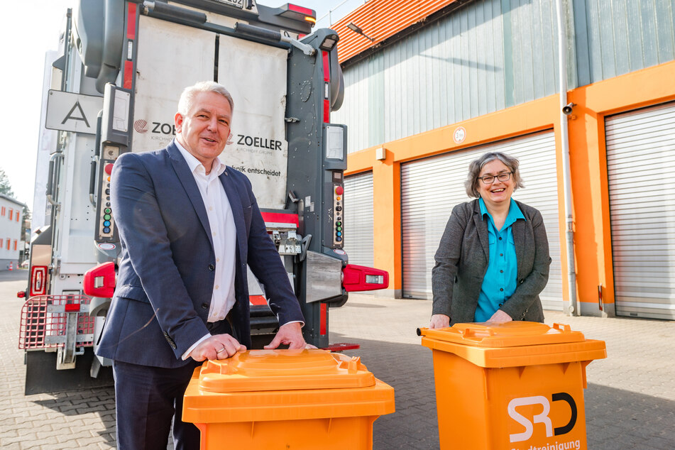 Stadtreinigungs-Chef Alf Schwaten (54) und Umweltbürgermeisterin Eva Jähnigen (58, Grüne) beim Test des vollelektrisches Müllfahrzeugs in Dresden.