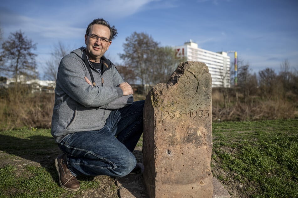 Udo Thierfelder (50) vom Chemnitzer Geschichtsverein fordert die Reparatur des Steins.