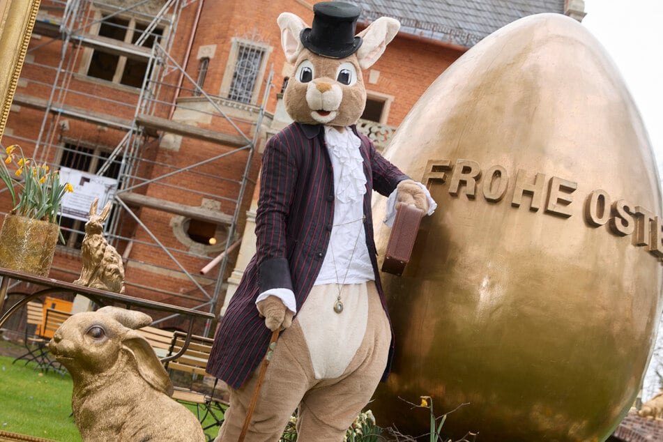 "Osterhase" René Kuhnt (55) lädt am Ostersonntag in den Park der Radebeuler "Villa Kolbe" ein.