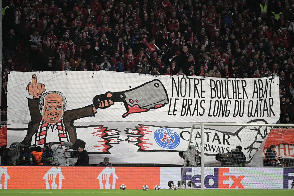 Deutliche Botschaft der Fans des FC Bayern München beim Champions-League-Spiel gegen Paris Saint-Germain.