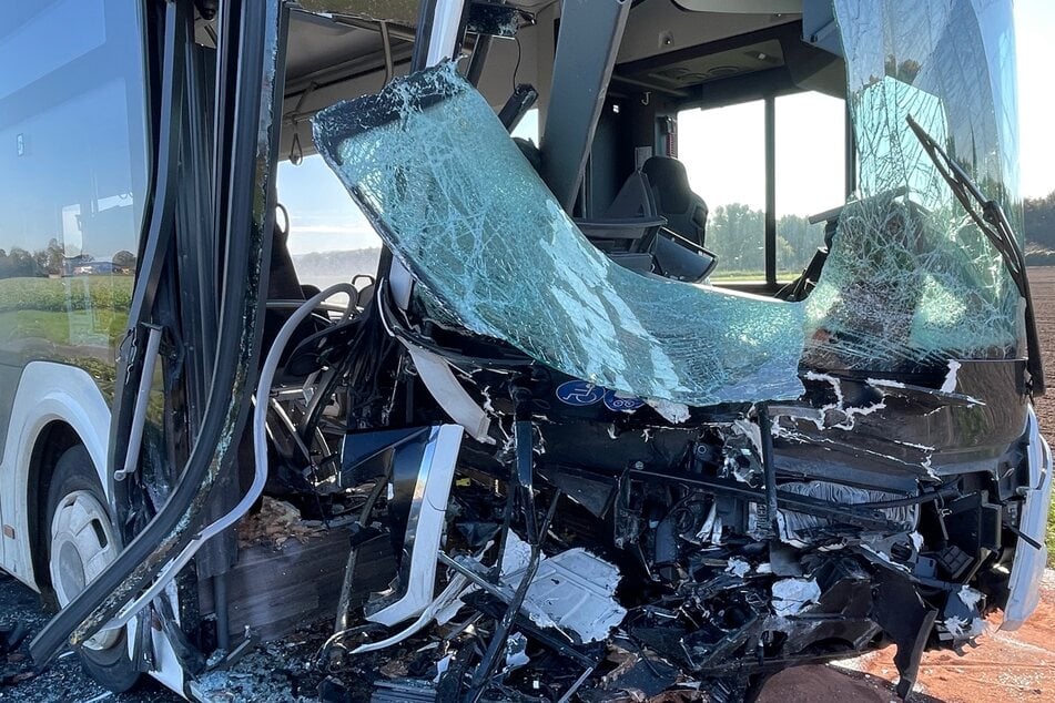 Auch die Front des Busses wurde enorm beschädigt, dabei hatte dessen Fahrer Glück im Unglück.