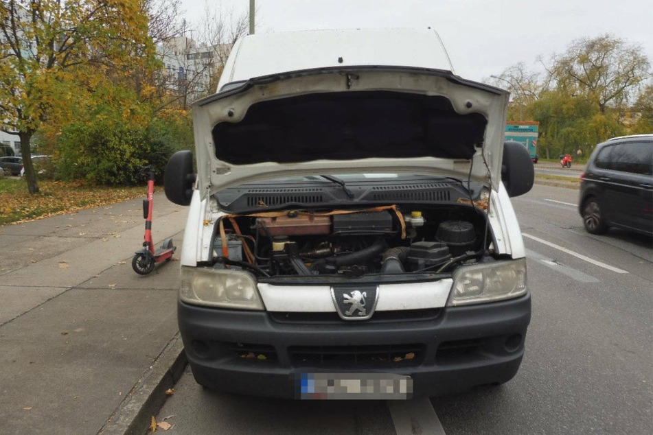 Una camioneta Peugeot lista para la chatarra murió frente a una estación de policía en el distrito berlinés de Prenzlauer-Berg.