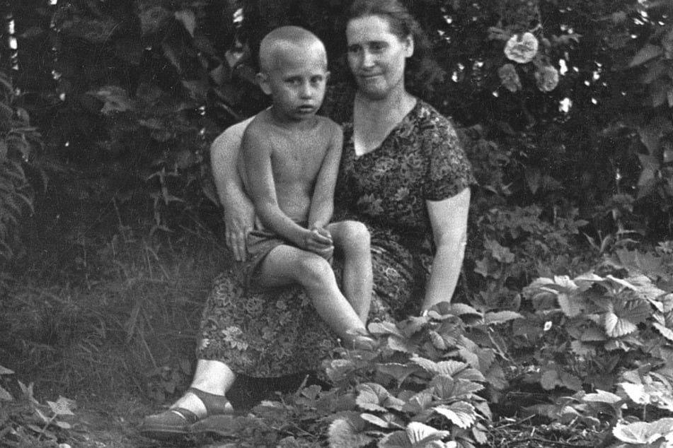 Der kleine Wladimir Putin mit seiner "offiziellen" Mutter Marija Putina. Kurz bevor dieses Bild entstand, habe sie Wowa weggegeben, beteuerte Vera Putina.