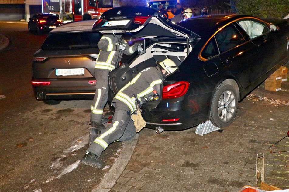 Spektakulärer Crash endet schmerzhaft: BMW muss ausweichen und schießt Treppe hinauf