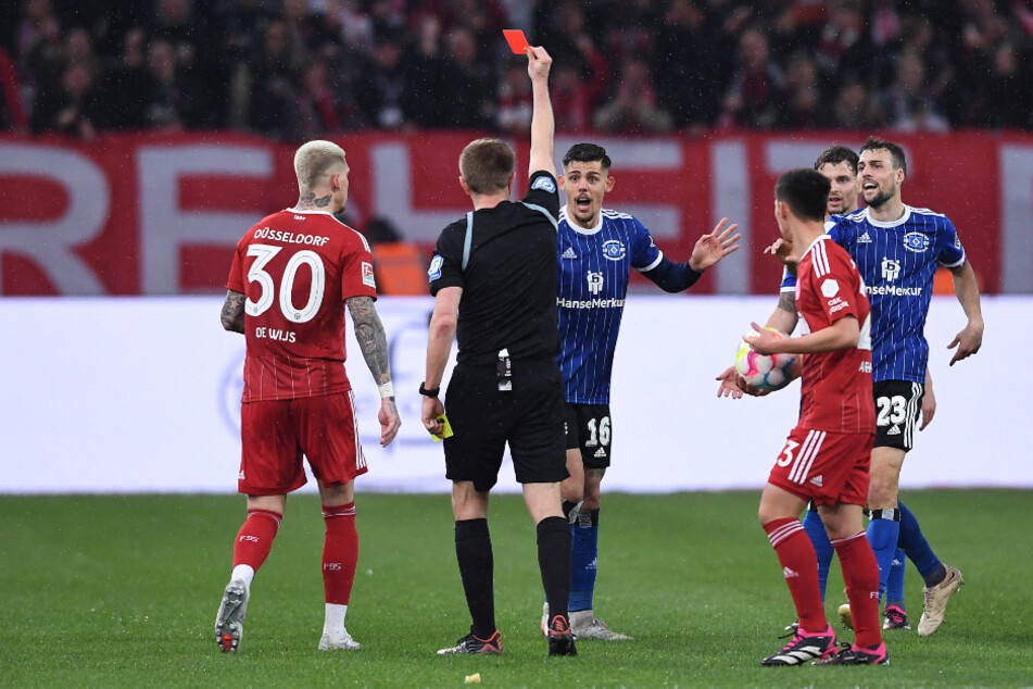Der Schreck steht HSV-Verteidiger Javi Montero (24, 3.v.l.) ins Gesicht geschrieben. Referee Robert Schröder (37) zeigt dem Spanier in der 88. Minute die Gelb-Rote Karte.