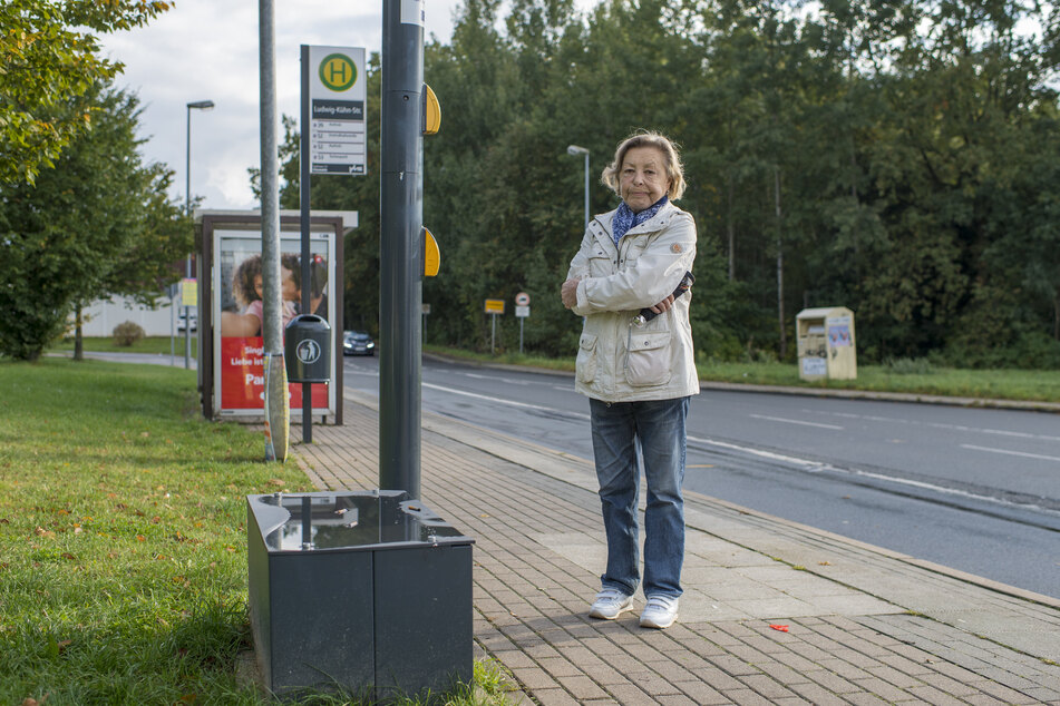 Anke Drechsler (72) aus Markersdorf hofft, dass der Ticketautomat schnell wieder aufgebaut wird.