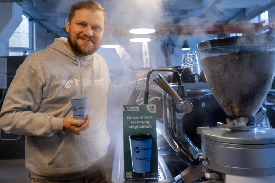 Matthias Dallinger (39) von der Kaffeerösterei Bohnenmeister hofft auf noch mehr Resonanz. Derzeit greift bei ihm nur jeder fünfte Kunde zur Mehrweg-Alternative.