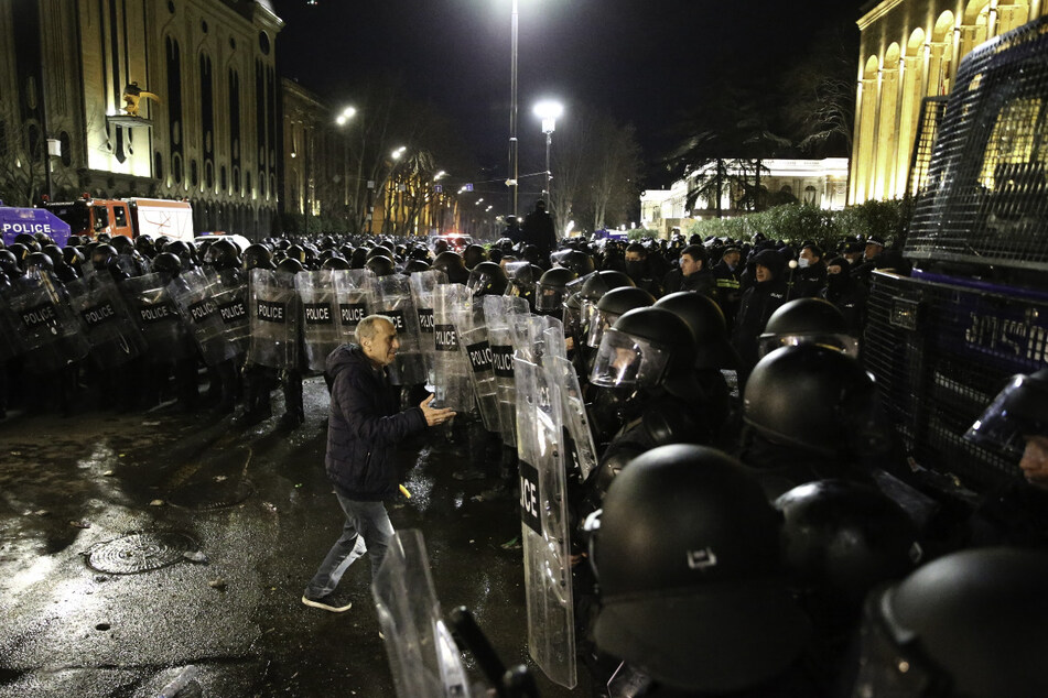 Auf den Straßen in Tiflis protestierten bis in den Abend hinein Tausende Menschen.