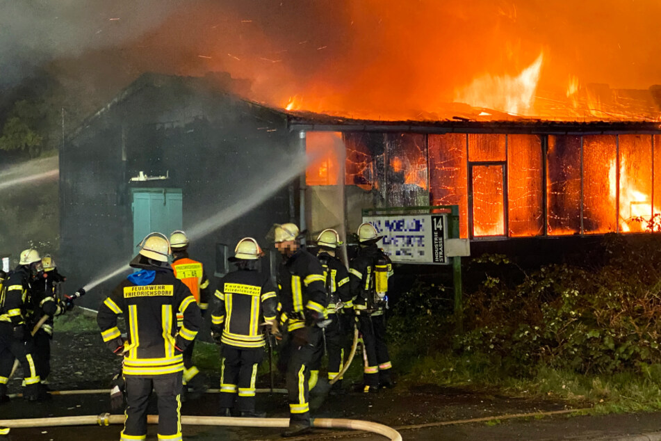 Die Lagerhalle wurde ein Raub der Flammen.