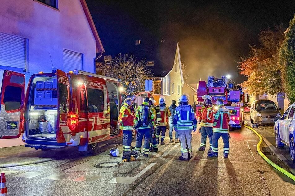 Die Feuerwehr Stutensee war am Samstagabend mit allen vier Abteilungen im Ortsteil Staffort im Einsatz.