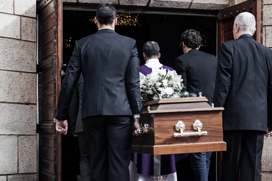 El cuerpo es expuesto durante el funeral: al mirar al ataúd, el tío sufre un infarto.