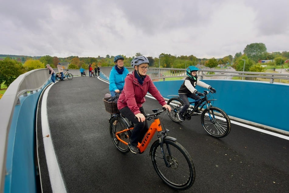 Am Mittwoch wurde die neue Radwegbrücke mit einer Radtour eingeweiht.