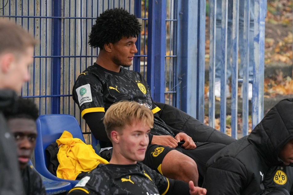 Ungewohntes Bild für Paris Brunner (17, hinten): Im Derby gegen den MSV Duisburg musste das Supertalent die ersten 45 Minuten draußen sitzen.
