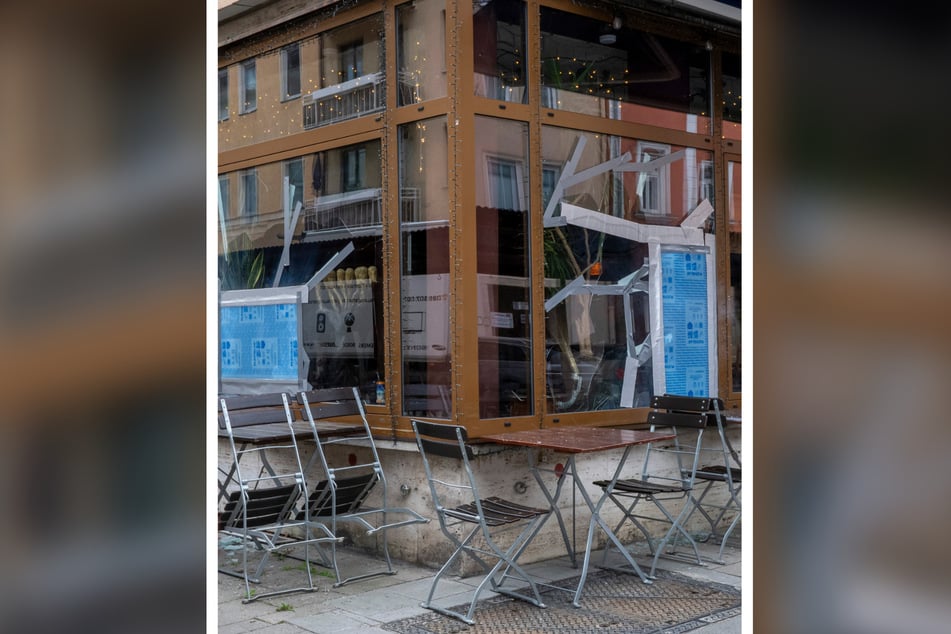 Nach dem Angriff auf das israelische Restaurant wurden zerbrochene Scheibe notdürftig repariert.