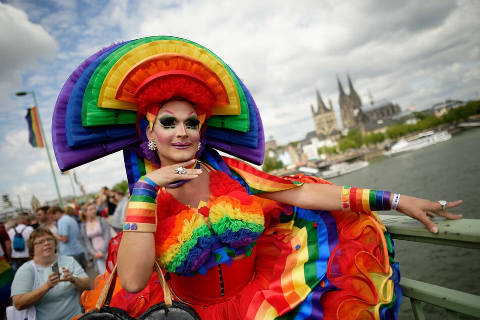 Rückblick auf 2019: Ein Teilnehmer bei der Parade zum Christopher Street Day (CSD). im Hintergrund der Dom.
