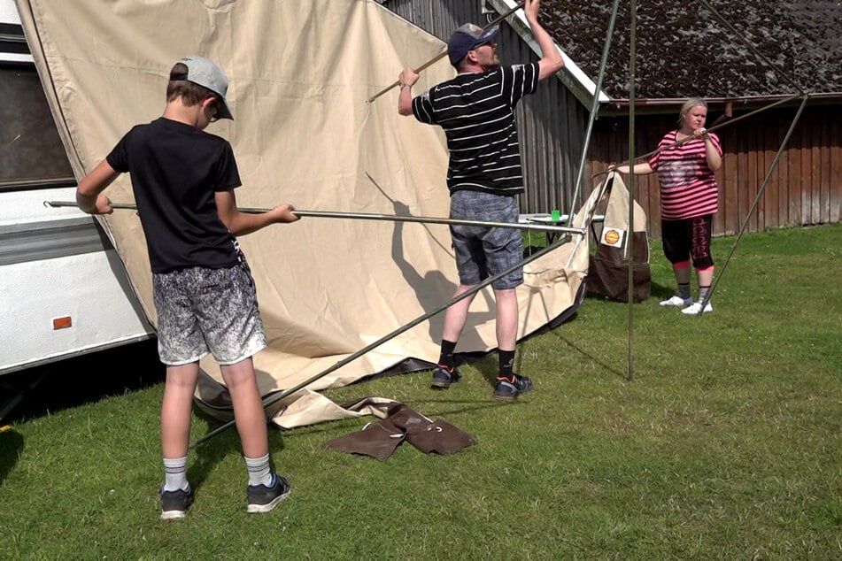 Sandra, Timo und ihre Kinder freuen sich auf den Campingurlaub.