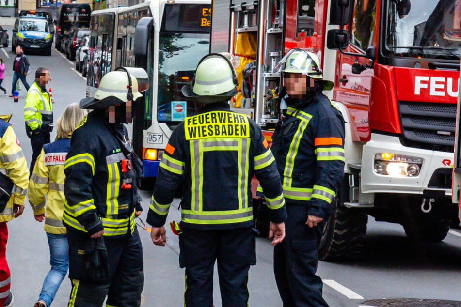 Wohnhausbrand in Wiesbaden: Groß-Einsatz der Feuerwehr, drei Menschen verletzt