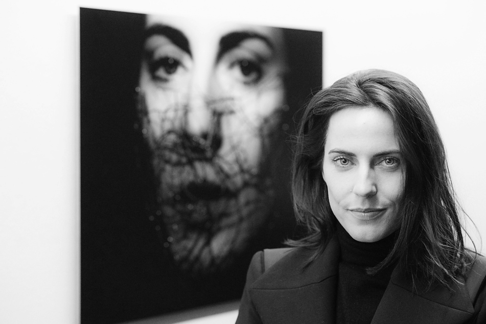 Schauspielerin Antje Traue (39) aus Mittweida posiert vor ihrem Bildnis in der Rostocker Kunsthalle.