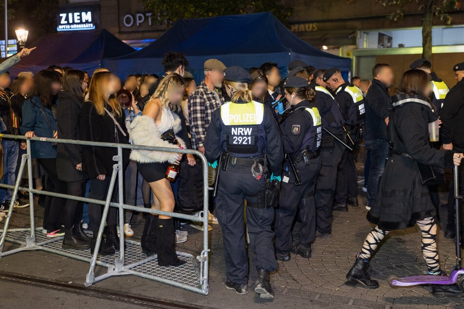 Bis in die Nacht hinein hat die Polizei in Düsseldorf am Freitag Kontrollen bei mehr als 8000 Menschen in der Altstadt durchgeführt.