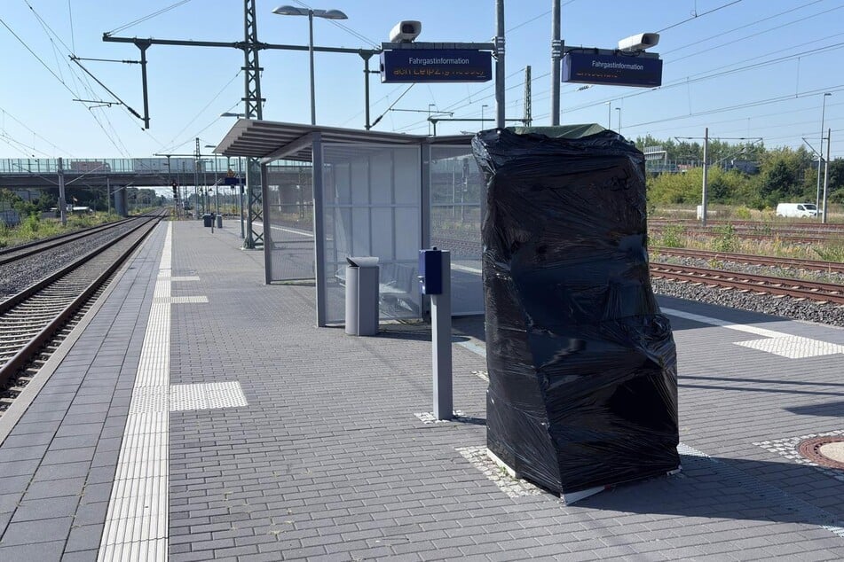 Unbekannte haben in der Nacht zu Mittwoch einen Fahrkartenautomaten am Haltepunkt Markkleeberg-Gaschwitz gesprengt.